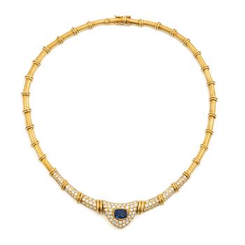 572. Collier 18K guld med en fasettslipad safir och runda briljantslipade diamanter.
