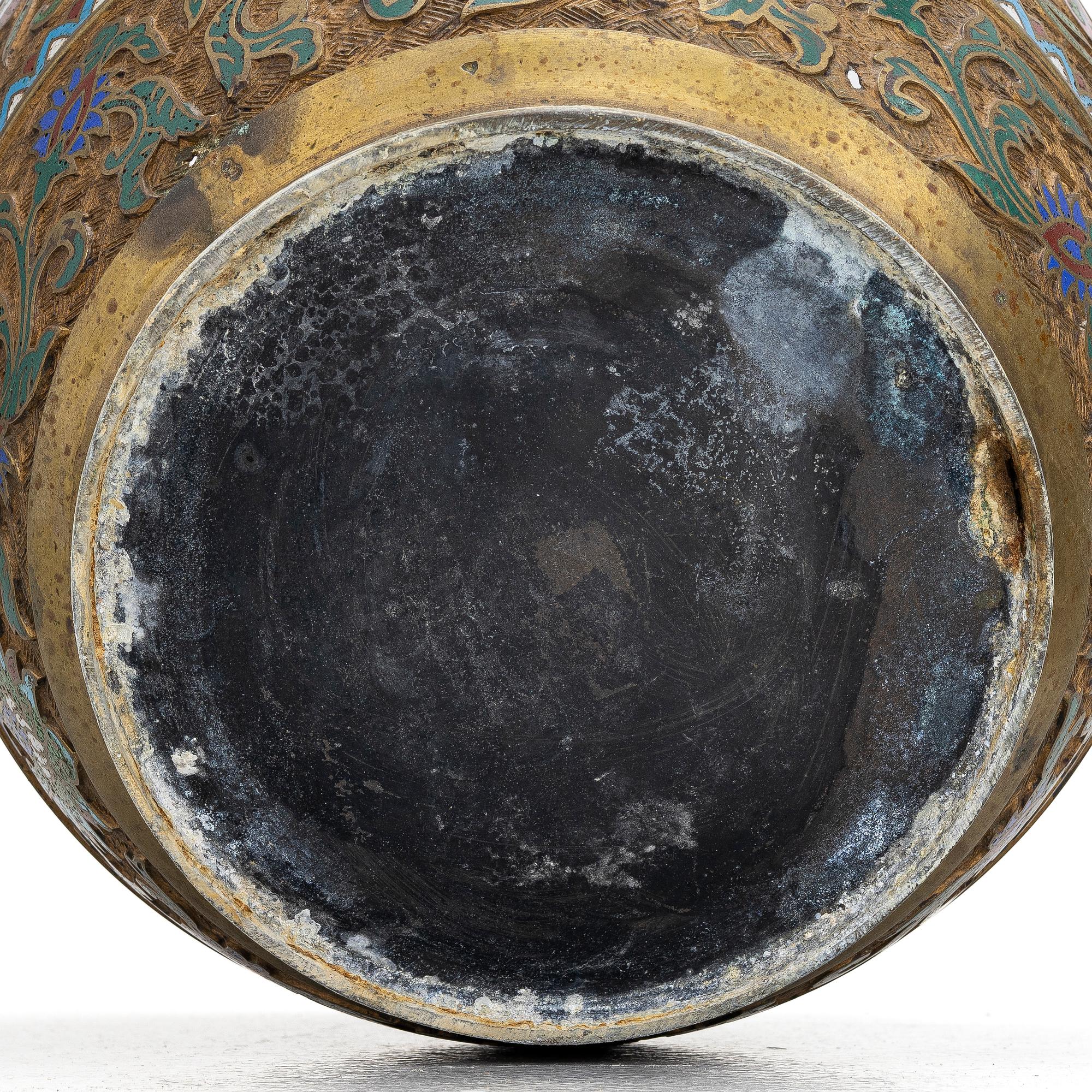 Ytterfoder med piedestal, cloisonné på mässing, Kina, omkring 1900.