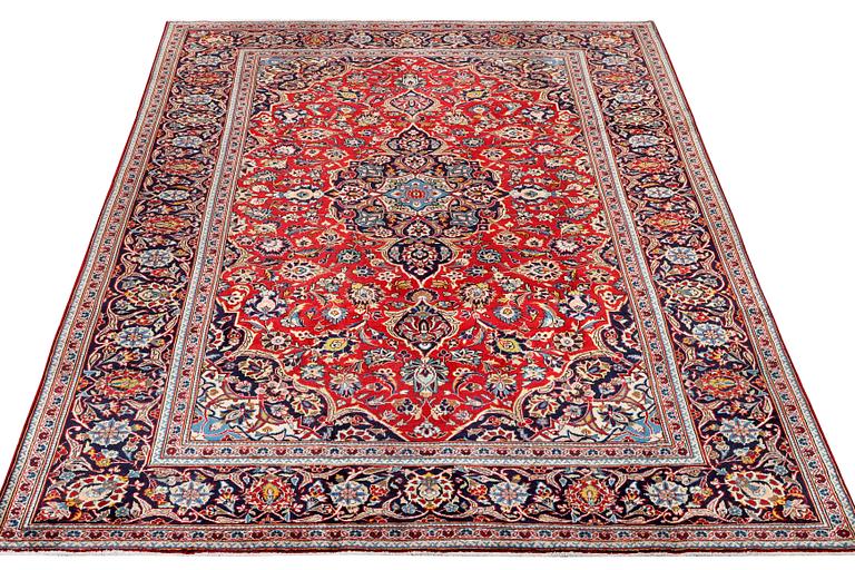 A Kashan carpet, c. 315 x 208 cm.