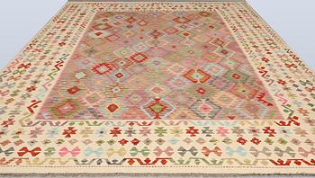 A Kilim carpet, c. 402 x 291 cm.