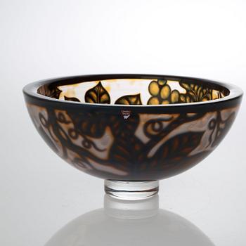 An Eva Englund 'Graal' glass vase, Orrefors 1987.