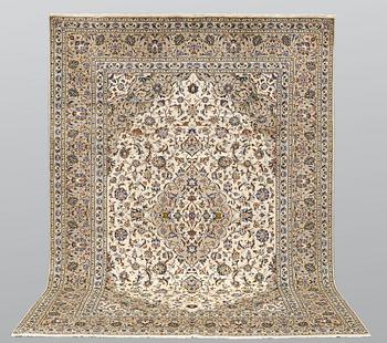 A Keshan carpet, approx. 351 x 255 cm.