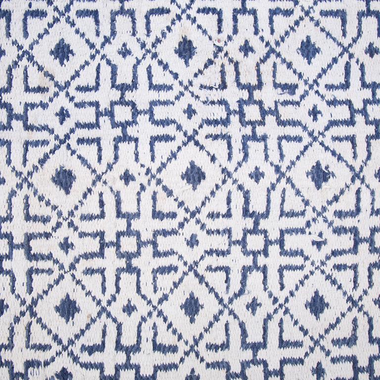 CARPET, ZILO. Flat weave. Cotton. 426 x 177,5 cm. Teheran, dated 1969.