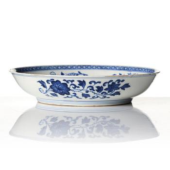 Tallrik, mjukt porslin. Qingdynastin, 1700-tal med Chenghuas märke.