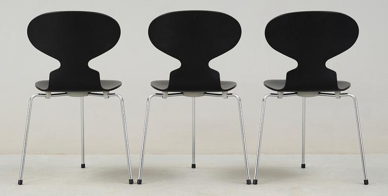 BORD, STOLAR samt TAKLAMPA, 5 delar, "3603" resp "Myran", Arne Jacobsen för Fritz Hansen, Jubileums utgåva 2002.