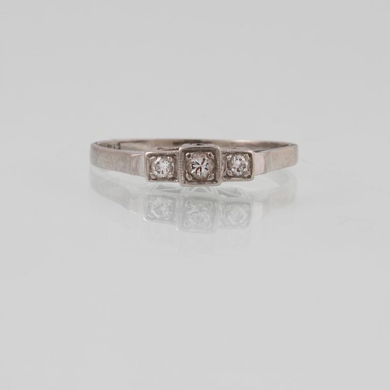 RING, 18K vitguld med 3 briljantslipade diamanter 0.15 ct, Trege, Göteborg, 1952. Vikt 2,0 gram.