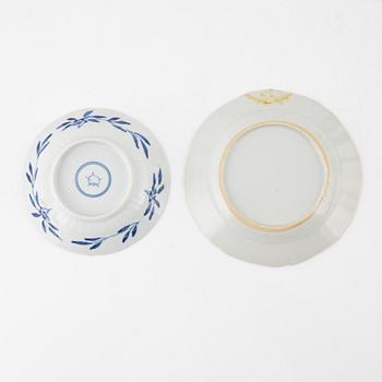 A pair of Chinese vases, a teapot and two små saucers, 18th and 19th century.