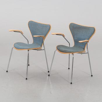 A PAIR OF "SEVEN (3207)" ARMCHAIRS DESIGNED BY ARNE JACOBSEN FOR FRITZ HANSEN.