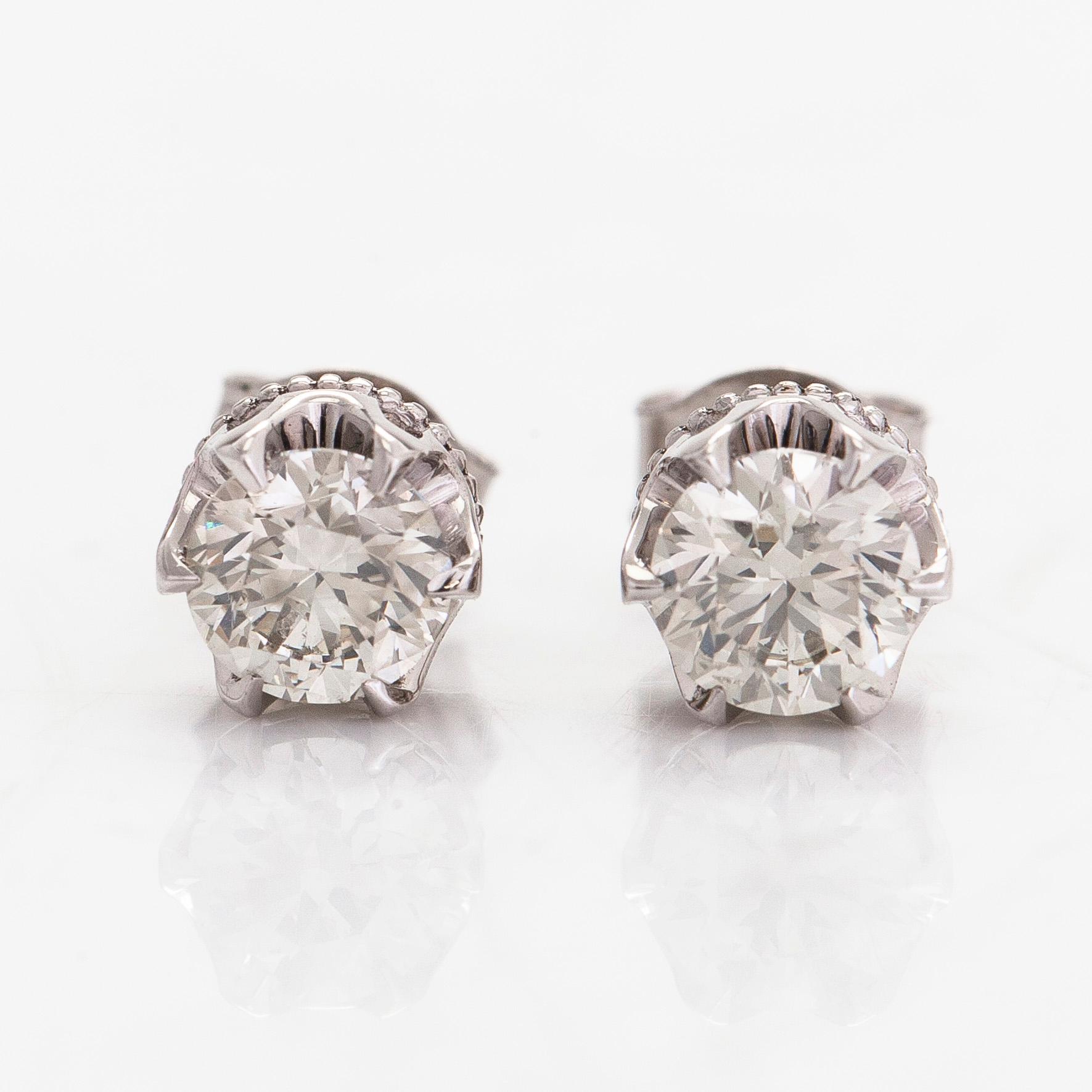 Korvakorut, 14K valkokultaa, briljanttihiotut timantit yhteensä noin 1.00 ct. Mikko Laine, Turku.