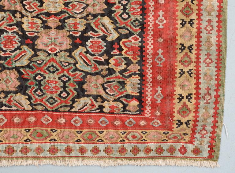 SEMI-ANTIQUE SENNEH KILIM. 199 x 124 cm.