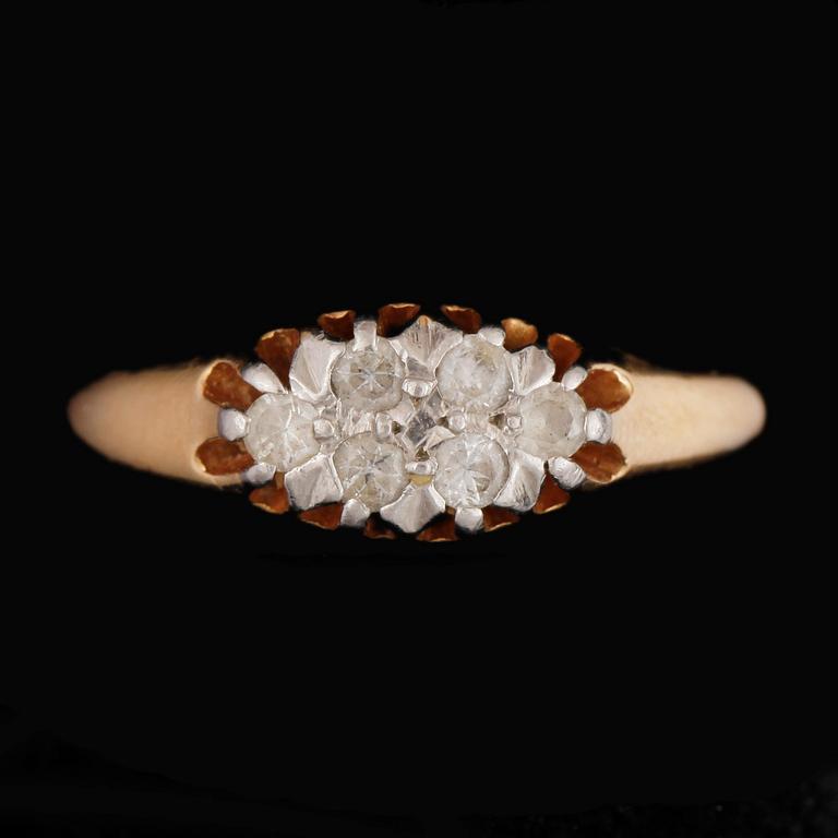 RING, 18k guld med 6 briljantslipade diamanter, tot ca 0,24 ct. Vikt ca 3,5 gram.