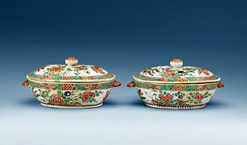 1380. TERRINER med LOCK, ett par, porslin. Qing dynastin, Kangxi (1662-1722).