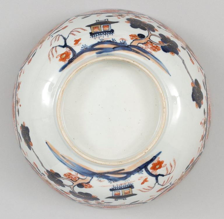 An imari punch bowl, Qing dynasty, Kangxi (1662-1722).