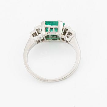 Ring, platina med smaragd och baguetteslipade diamanter.