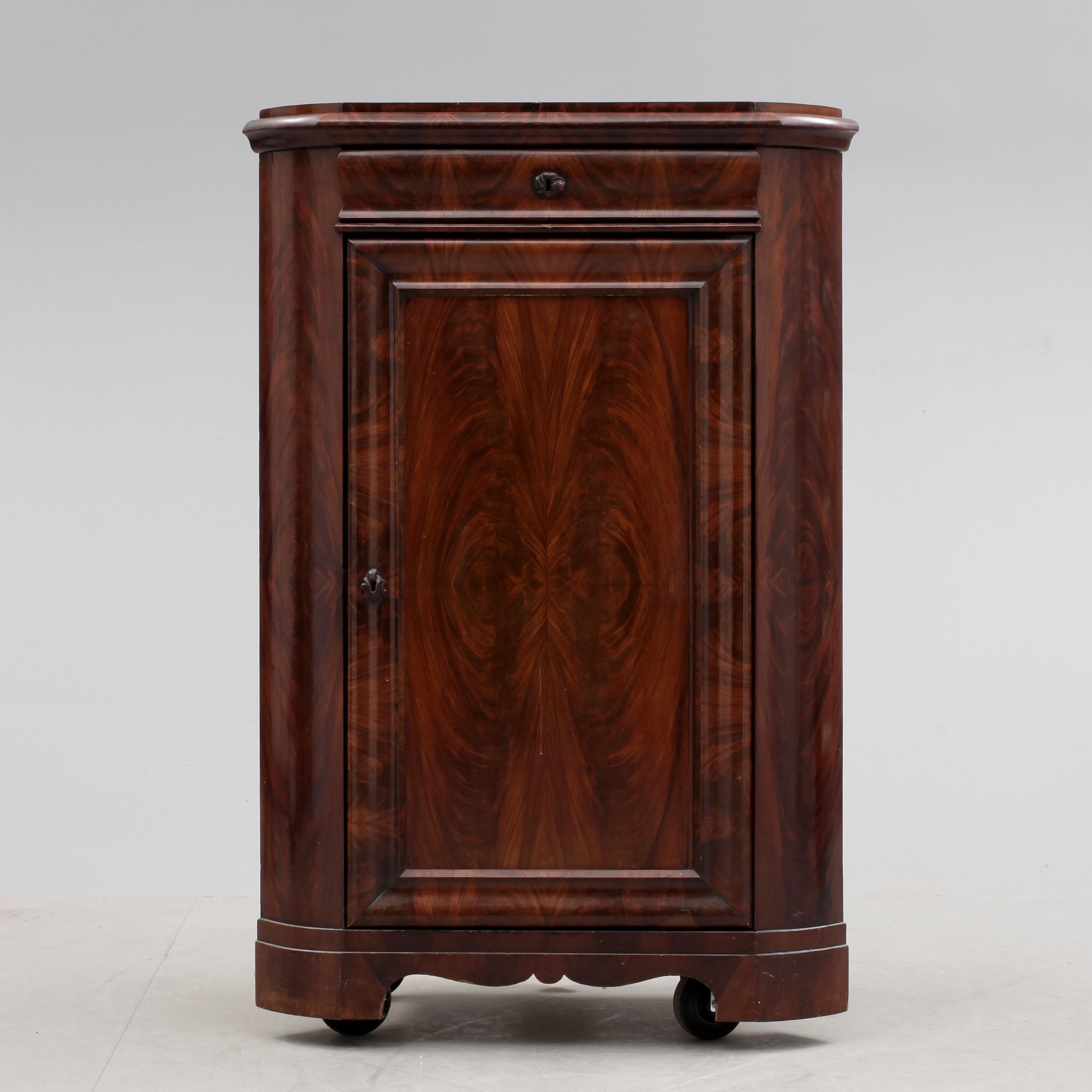 HÖRNSKÅP, omkring 1800-talets mitt.