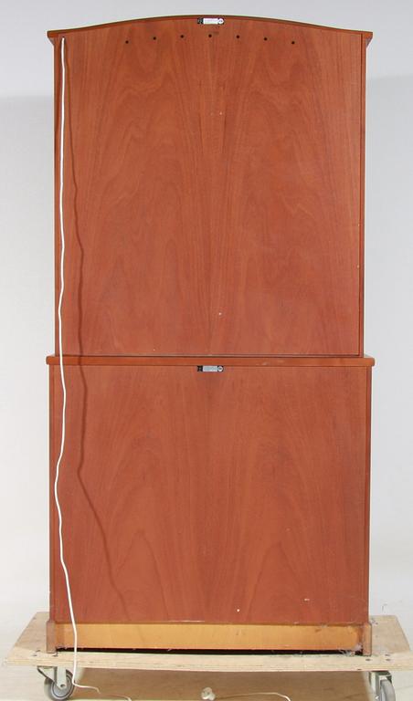 VITRINSKÅP, ur "Triva-serien", design Kerstin Hörlin Holmquist för Nordiska Kompaniet. Tillverkningsår 1965.