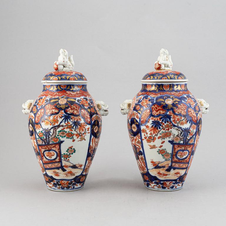 A pair of imari vases with covers, Japan, Meiji period (1868-1912).