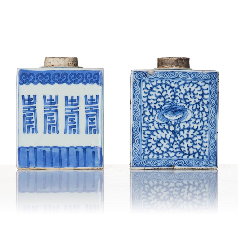 Two Chinese blue and white porcelain tea caddies, Qing dynasty, 19th century.