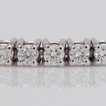 A 2.54 ct brilliant-cut diamond bracelet.