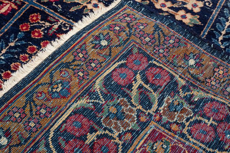 A carpet, an antique/a semi-antique Yezd, ca 557-562 x 366,5-370,5 cm.