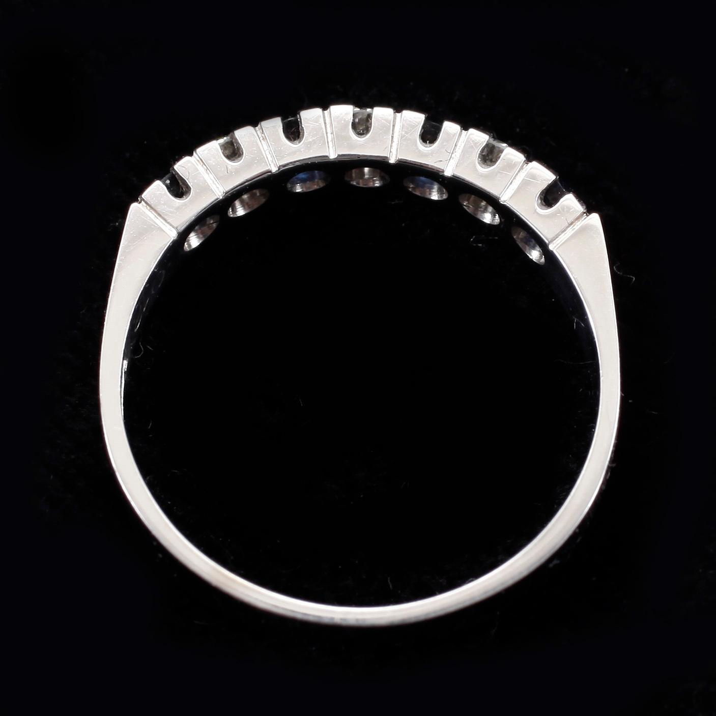 RING, 18k vitguld med safirer och briljantslipade diamanter tot ca0,12ct. vikt 3,2g.