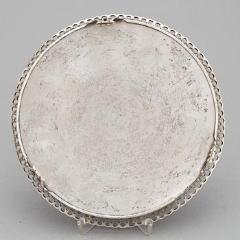 SALVER/BRICKA, silver, Porto, Portugal, omkring 1800-talets mitt. Vikt ca 300 gram.