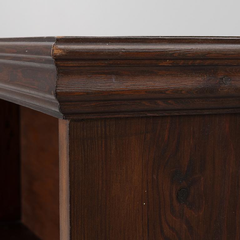 A pair of similar bookcases, first half of the 20th century.