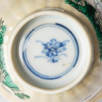 Koppar med fat, fyra stycken, porslin. Qingdynastin, Kangxi (1662-1722).