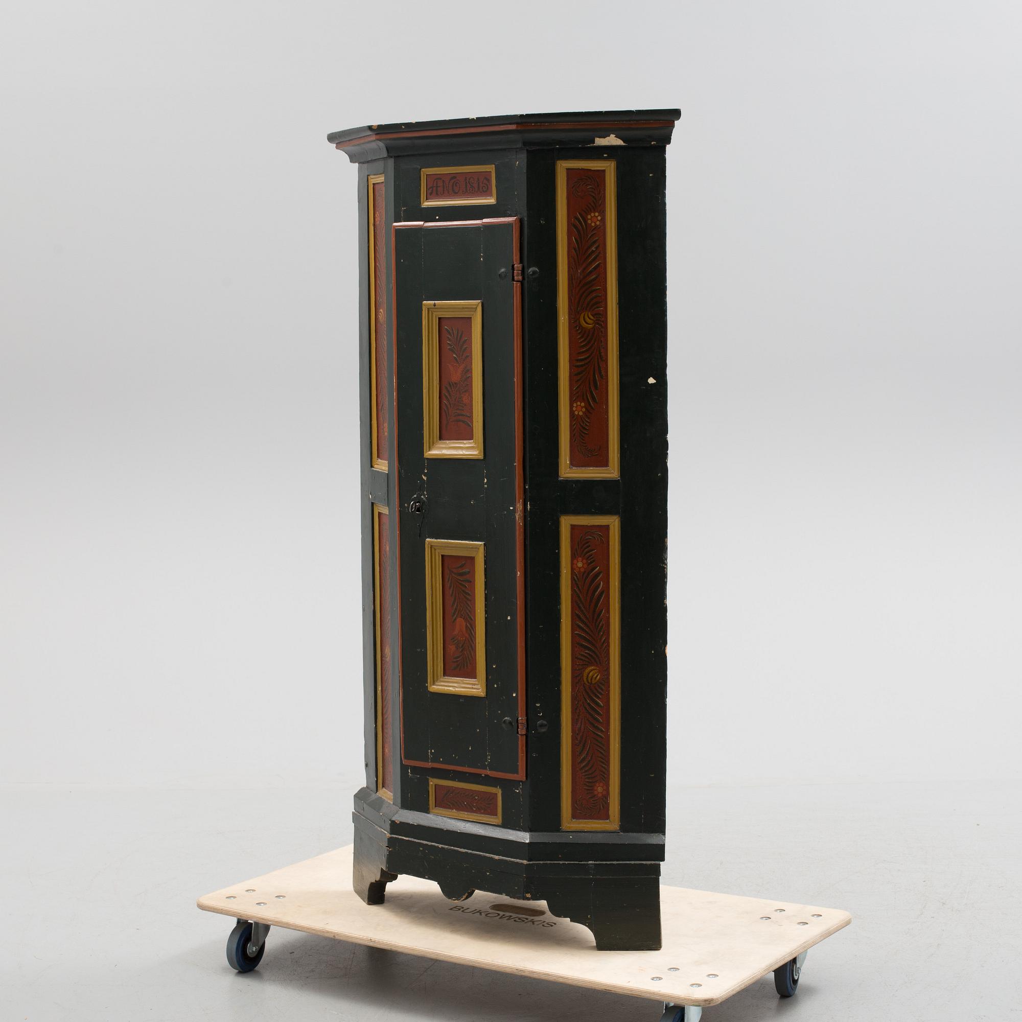A corner cabinet from the first half of the 19th century.