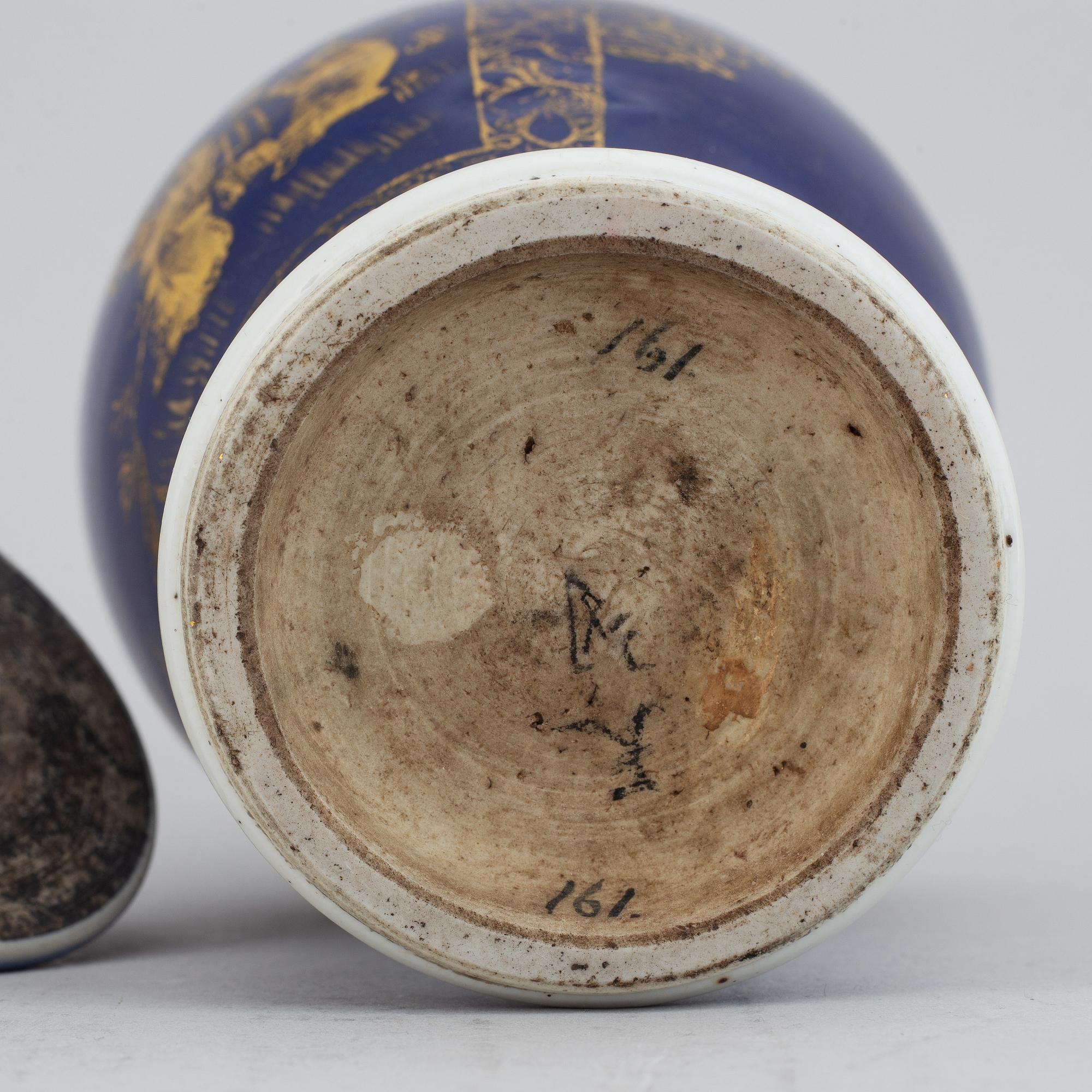 A group of 7 porcelain objects, Qing dynasty, incl. Qianlong and 19th century.