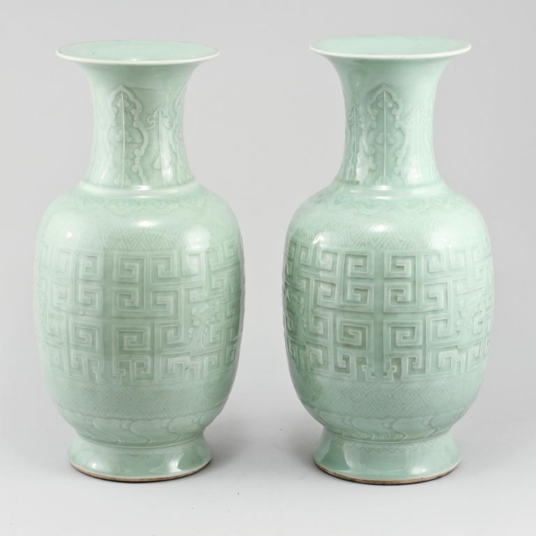 URNOR, ett par, porslin, Kina, 1800/1900-tal.
