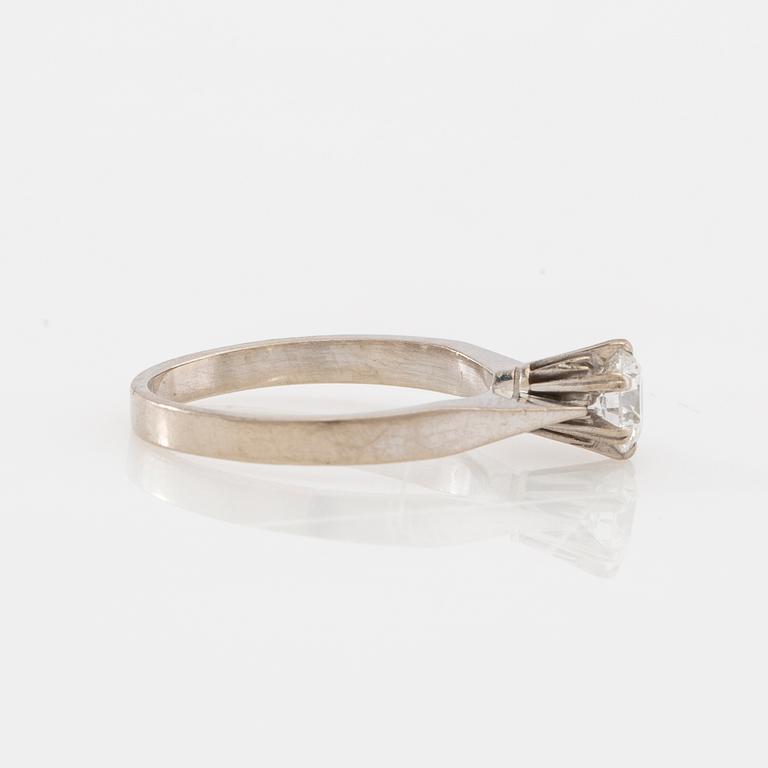 Solitaire ring in 18K white gold with a round brilliant-cut diamond.