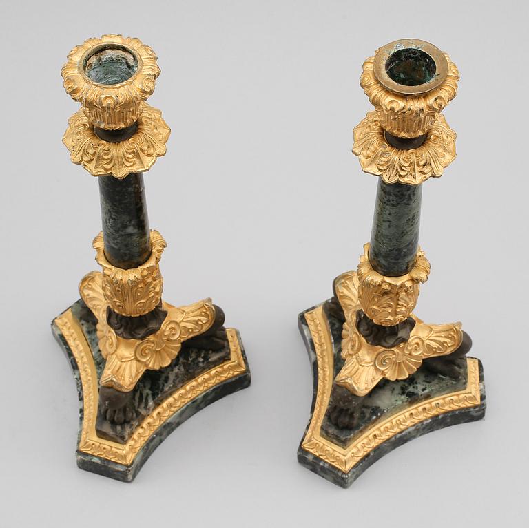 LJUSSTAKAR, 1 par, förgylld brons och marmor, 1800-tal.