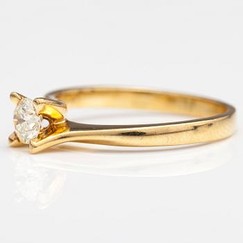 An 18K gold ring with a ca. 0.41 ct brilliant cut diamond.