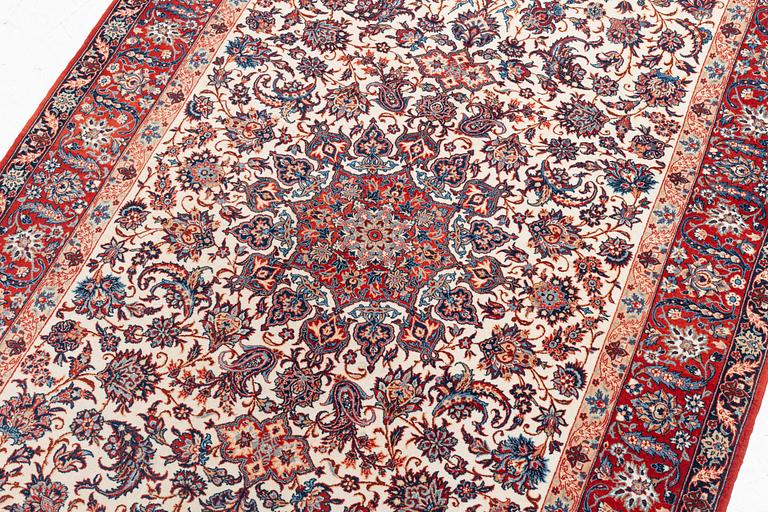 A semi-antique Isfahan (Haj Agha Reza) Seirafian rug, signed, c. 170 x 105 cm.