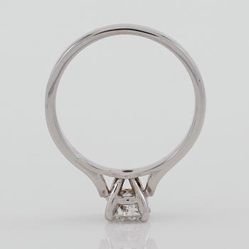 RING, 18K vitguld och solitär briljantslipad diamant ca 0.67 ct.