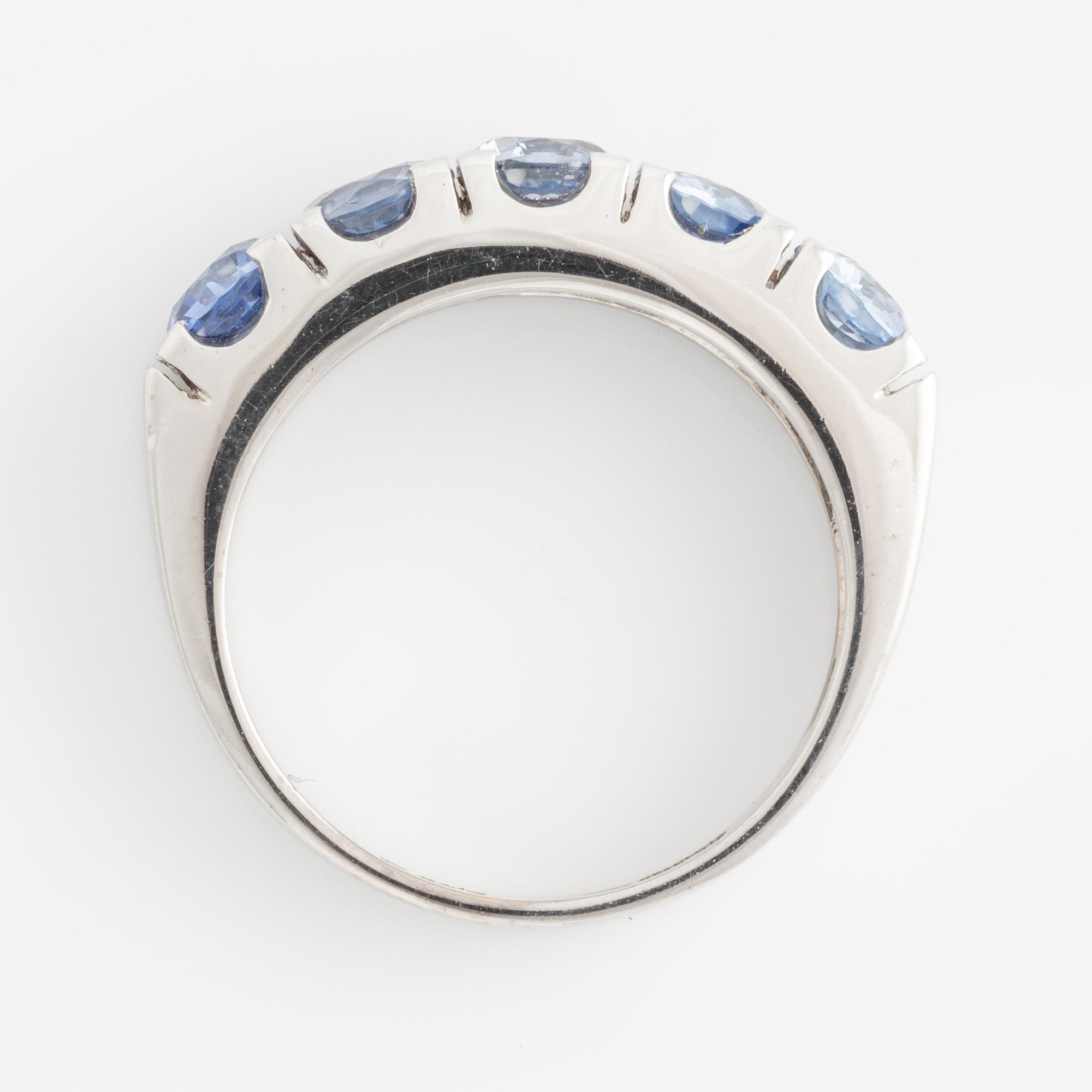 Ring with round faceted sapphires.