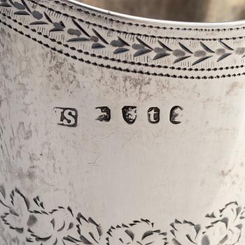 Skålar, 2 st, samt gräddkanna, silver, London, England, 1700-tal.