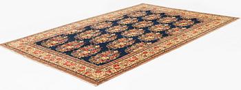 A semi-antique Tabriz carpet, ca 294 x 200 cm.