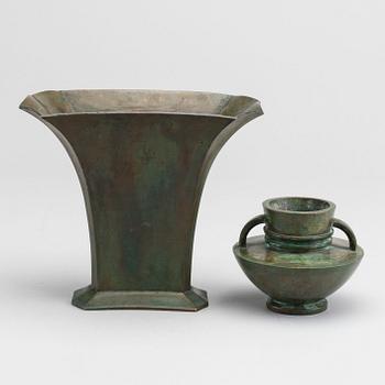 SUNE BÄCKSTRÖM, a  bronze vase and an bronze urn, both 1930s.