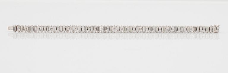 A baguette- and brilliant cut diamond bracelet.