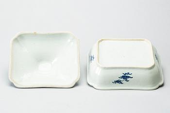 TERRIN MED LOCK, porslin, Kina, Qing dynastin, Jiaqing, (1796-1820).