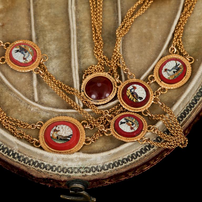 COLLIER, guld, pietra dura. Troligen Frankrike. 1800-tal. Vikt tot 12 g.