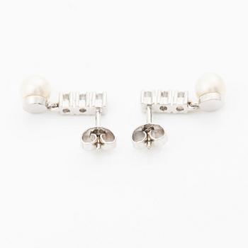 Örhängen 18K vitguld med odlade pärlor och briljantslipade diamanter.