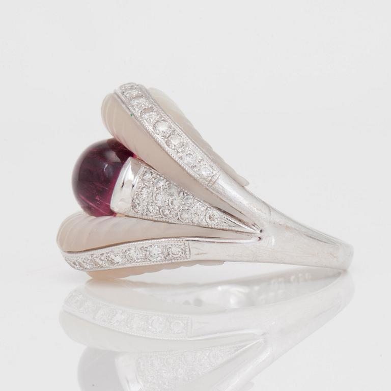 RING med oval cabochonslipad rosa turmalin, pärlemor samt briljantslipade diamanter totalt 0.71ct enligt gravyr.