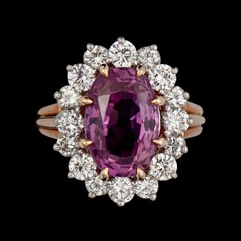 1073. A pink sapphire, circa 4.80 cts, and diamond ring. Total carat weight of diamonds ca 1.30 cts.