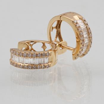ÖRHÄNGEN, 18K guld med briljant och baguettslipade diamanter ca 0.50 ct. Vikt 2,5 gram.