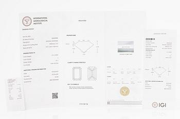 Necklace 18K white gold with pear-shaped and emerald-cut diamond accompanied by IGI and GIA report.