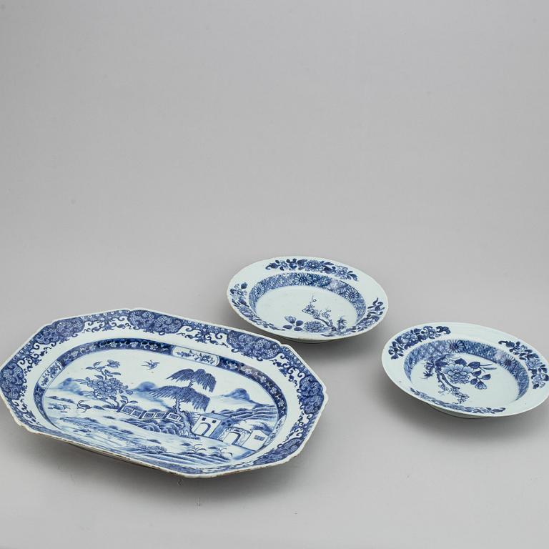 A pair of blue and white plates and a serving dish, Qing dynasty, Qianlong (1736-95).