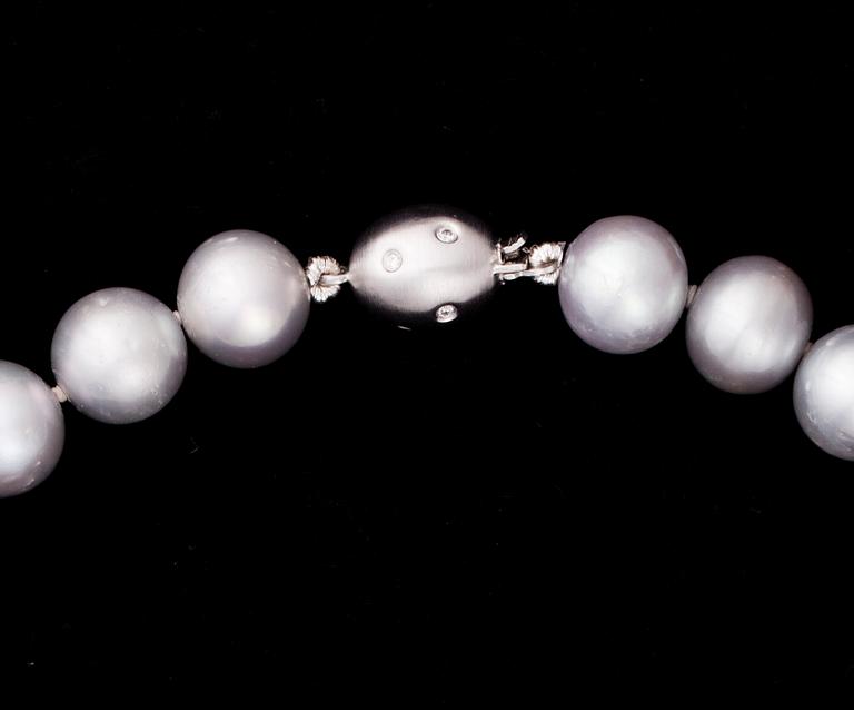 PÄRLCOLLIER, ljusgråa odlade pärlor, låset 14K guld, små diamanter.